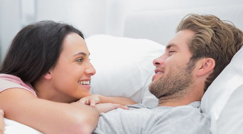 jovem casal na cama