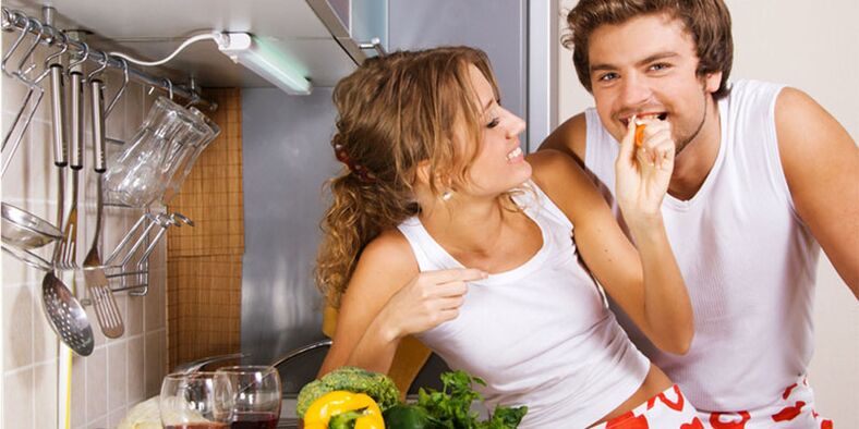jovem casal na cozinha