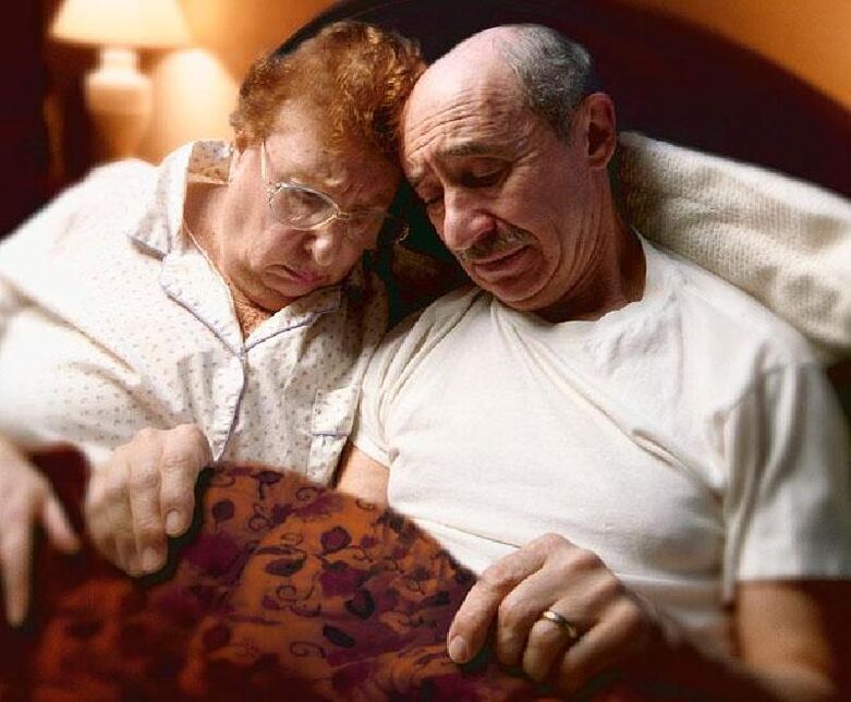 par de idosos na cama