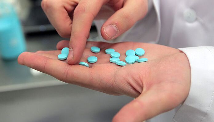 Tomando um medicamento para melhorar a potência