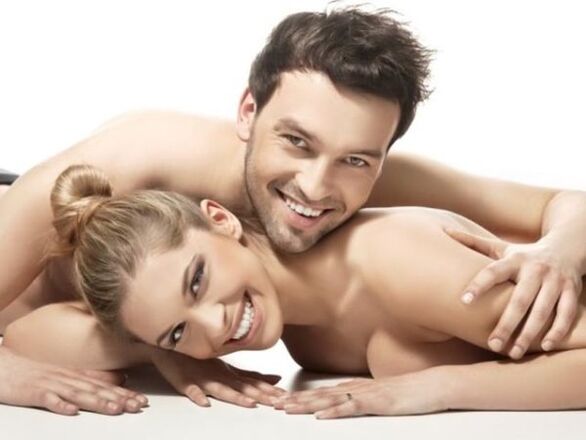 Mulher feliz com um homem que não tem problemas de potência