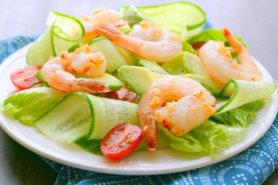 salada com camarão para aumentar a potência