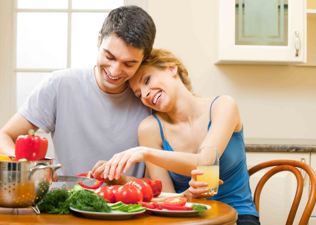 casal preparando legumes para aumentar a potência masculina