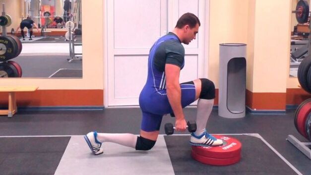 Exercite “Lunges” com halteres, aumentando a potência masculina