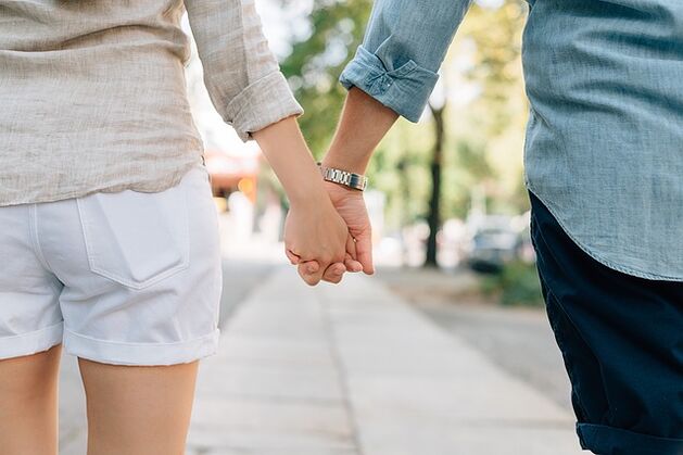Um homem sem problemas de potência segura a mão de uma mulher