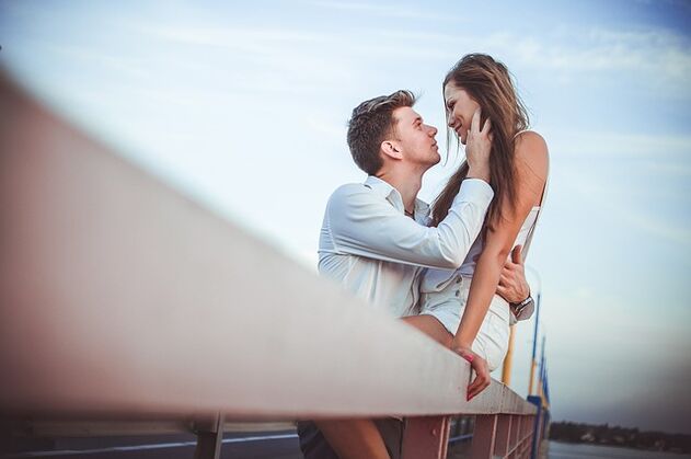 Uma mulher nos braços de um homem com excelente potência